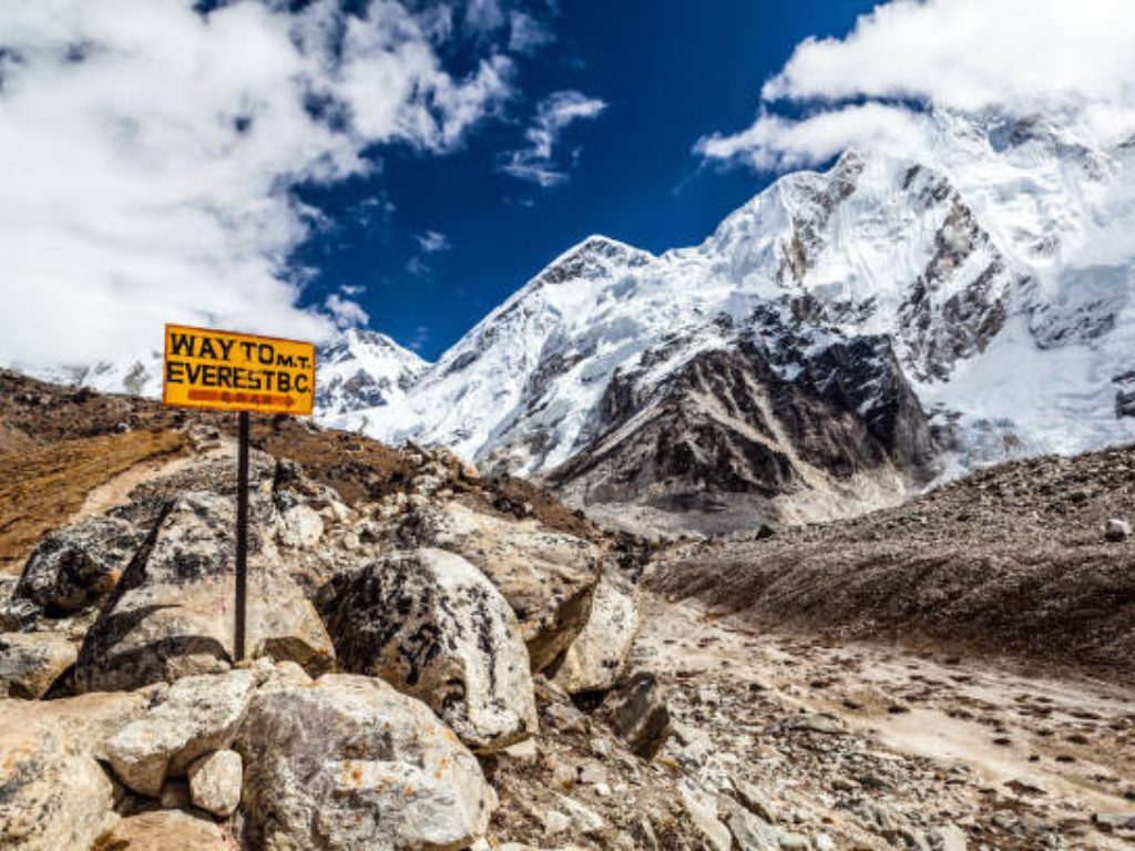 Everest Base Camp Vs Annapurna Base Camp : Which Trek Is Better?